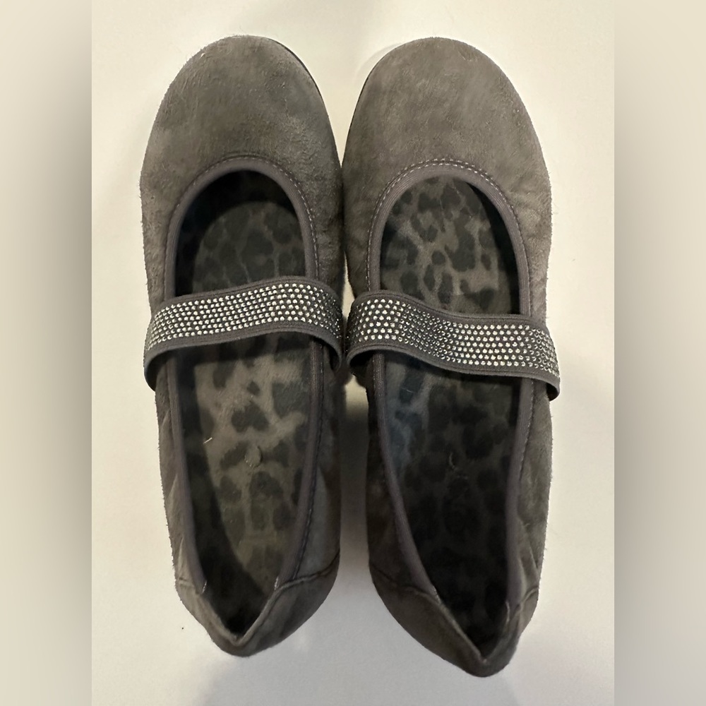 Vionic Grey Flats with Crystals on strap Size 6